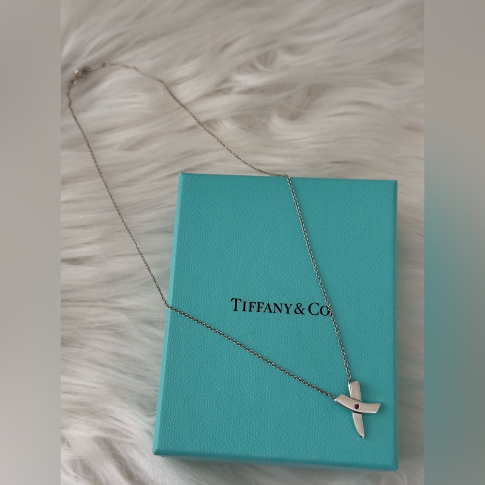 TIFFANY & Co. Paloma Picasso’s Graffiti X Pink Sapphire Kiss Necklace